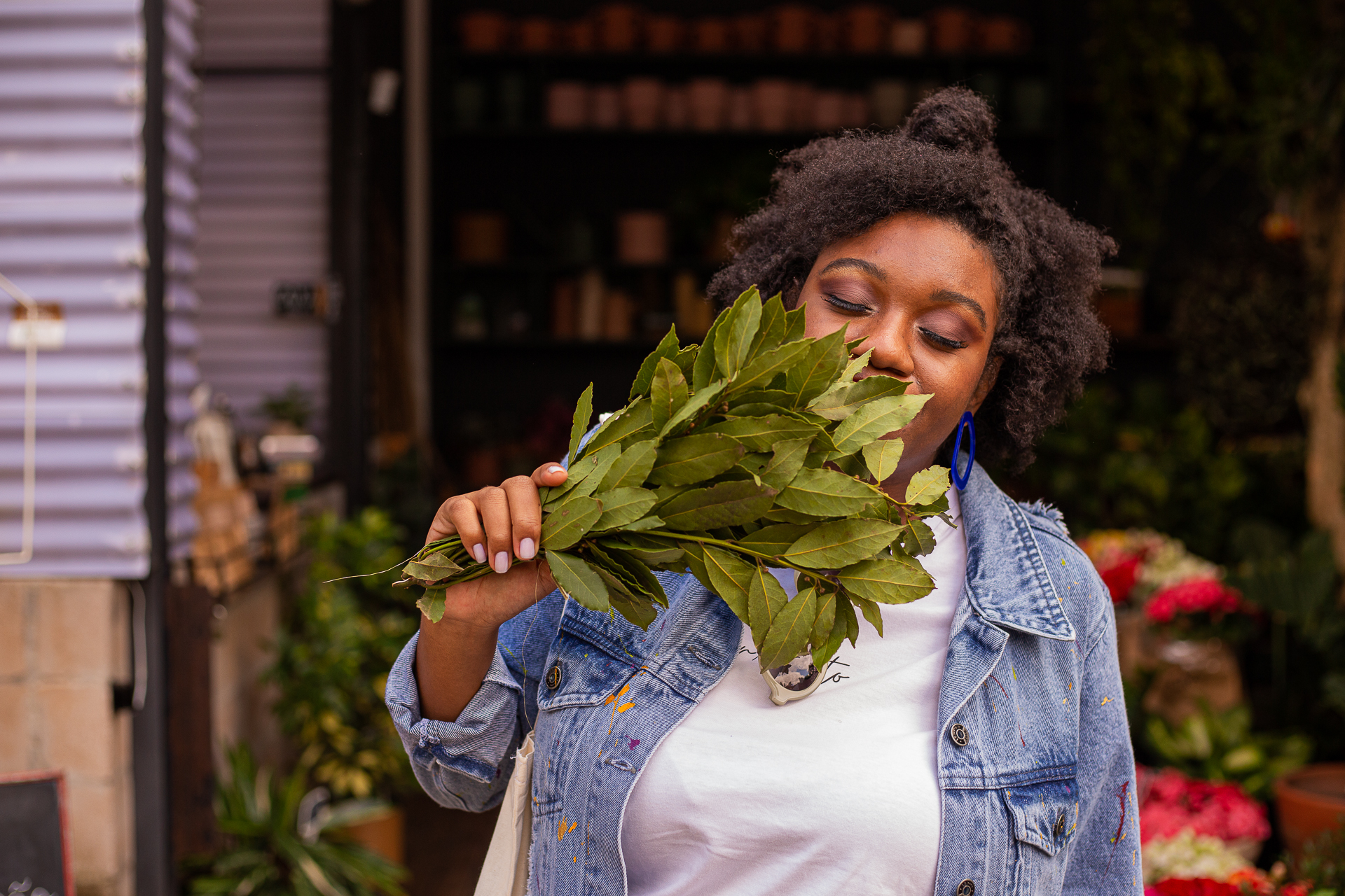 Bruna Crioula cheirando folhas numa feira